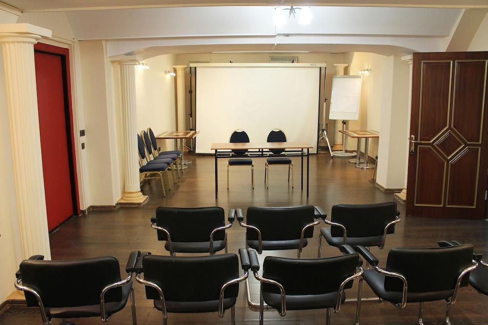 Ambassador Hotel Almaty Ngoại thất bức ảnh