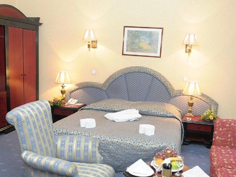 Ambassador Hotel Almaty Ngoại thất bức ảnh